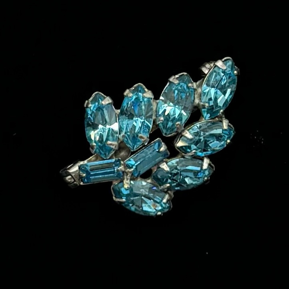 VINTAGE Aqua Crystal Mini Leaf Brooch